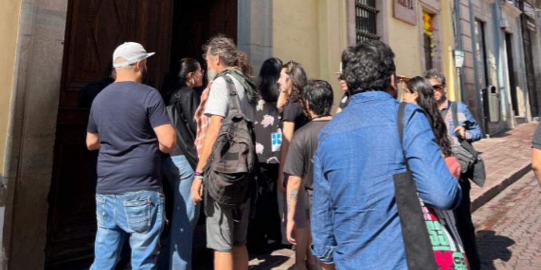 Reporteros acreditados, hoy por la mañana en la entrada de la sala de prensa del Cervantino.