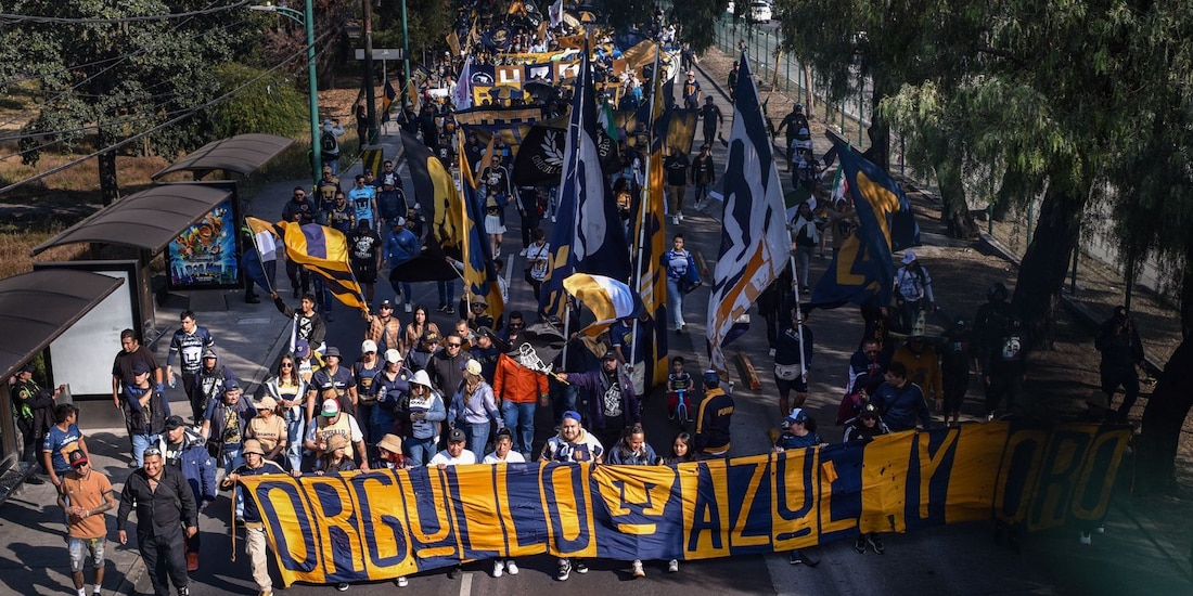 Integrantes de la barra "La Rebel", en apoyo al equipo Pumas de la UNAM, se movilizan al sur de la CDMX.