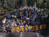 Integrantes de la barra "La Rebel", en apoyo al equipo Pumas de la UNAM, se movilizan al sur de la CDMX.