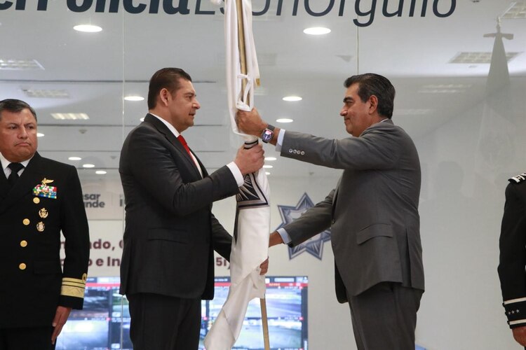 Alejandro Armenta entrega el estandarte insignia al vicealmirante Francisco Sánchez González durante la ceremonia histórica en Puebla.