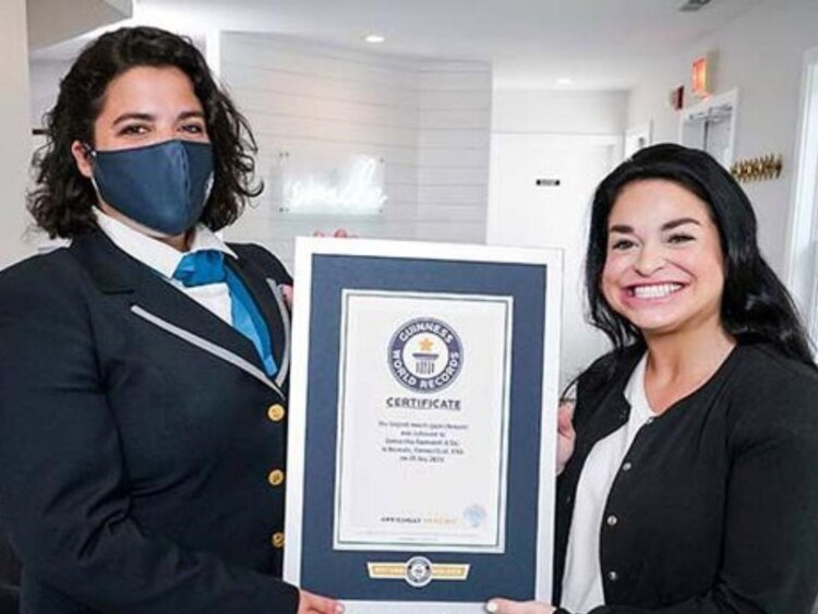 Samantha, feliz de ganar el Récord Guinness a la mujer con la boca más grande del mundo
