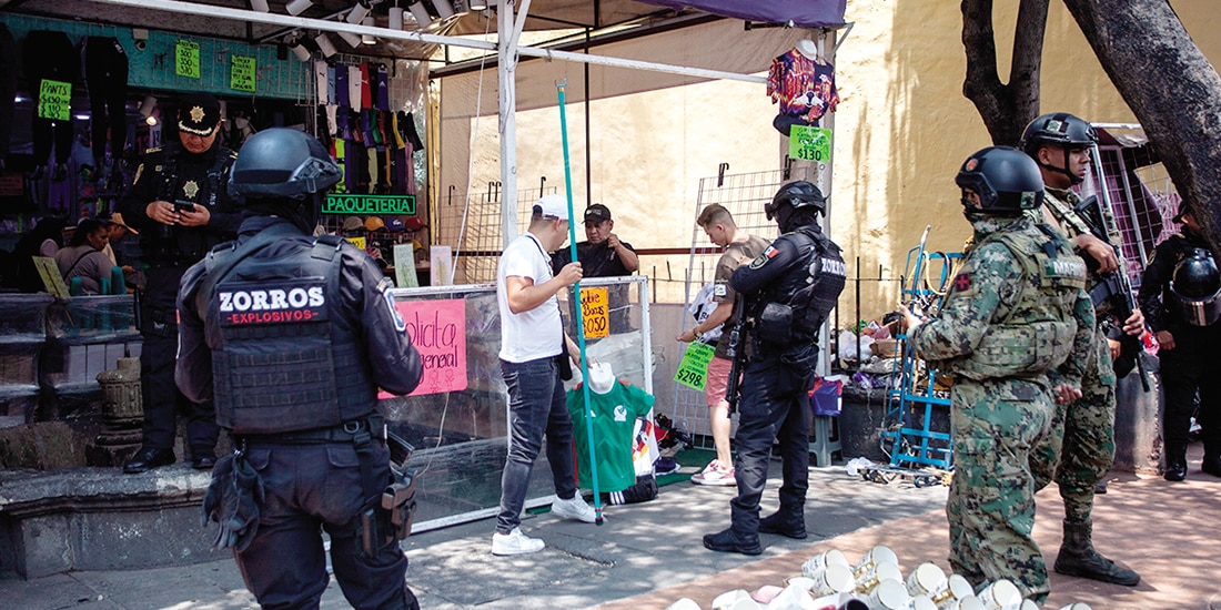 Policías de la SSC y personal del IMPI realizaron el 21 de mayo sendos operativos en 2 inmuebles de Izazaga, en el Centro Histórico, donde decomisaron 13 mil piezas piratas relacionadas con el Mundial.