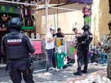Policías de la SSC y personal del IMPI realizaron el 21 de mayo sendos operativos en 2 inmuebles de Izazaga, en el Centro Histórico, donde decomisaron 13 mil piezas piratas relacionadas con el Mundial.