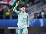 Ahora nota de:
EL BENFICA 🇵🇹 ha entrado oficialmente en la carrera para fichar a EDSON ÁLVAREZ del West Ham ⚒️🏴
📌 1. FC Köln 🇩🇪 también espera cerrarlo, pero el paquete es DEMASIADO CARO, por lo que todo dependerá de la OFERTA que los portugueses pongan sobre la mesa 🦅💼
¿Te gustaría ver al Machín en Portugal? 👇
El Benfica se mete en la pugna por Edson Álvarez; los entrena ex DT de Raúl Jiménez y el Fulham.
Edson Álvarez parecía apuntar a la Bundesliga con el Köln, pero ahora es el Benfica el interesado en sus servicios.
El mercado de verano se mueve en Europa y uno de los jugadores mexicanos apuntados a cambiar de equipo es Edson Álvarez, quien no seguirá con el West Ham en la Premier League y quien tendría un nuevo pretendiente.
Pese a que en los últimos días se manejó la posibilidad de que emigrara a la Bundesliga con el FC Köln, ahora surgió el nombre del Benfica, uno de los gigantes del futbol portugués, que ahora estará bajo la dirección de Marcos Silva.
Silva tiene experiencia con futbolistas mexicanos ya que trabajó los últimos años con Raúl Jiménez en el Fulham; además conoce a Edson de su paso por la liga inglesa con los Hammers.
El Köln no ha llegado al acuerdo esperado
De acuerdo a Florian Plettenberg, periodista alemán, el Benfica se metió a las negociaciones, pues el Köln no ha llegado a un acuerdo económico con todas las partes involucradas, aunque todavía no desisten.
Edson pasó los últimos meses con el Fenerbahce, donde no mostró el nivel esperado, además de sufrir lesiones que lo marginaron buena parte de la temporada, aunque pudo recuperarse a tiempo para participar en la Copa del Mundo con el Tricolor.
Tras eso se le relacionó con el conjunto alemán y trascendió que ya había un arreglo para una cesión, pero debían convencer al futbolista surgido del América de aceptar una reducción salarial para concretar la operación.
El mercado de verano sigue su curso y por ahora Edson Álvarez deberá enfocarse para llegar a su nuevo destino, ya que en la plantilla del West Ham no tiene cabida.