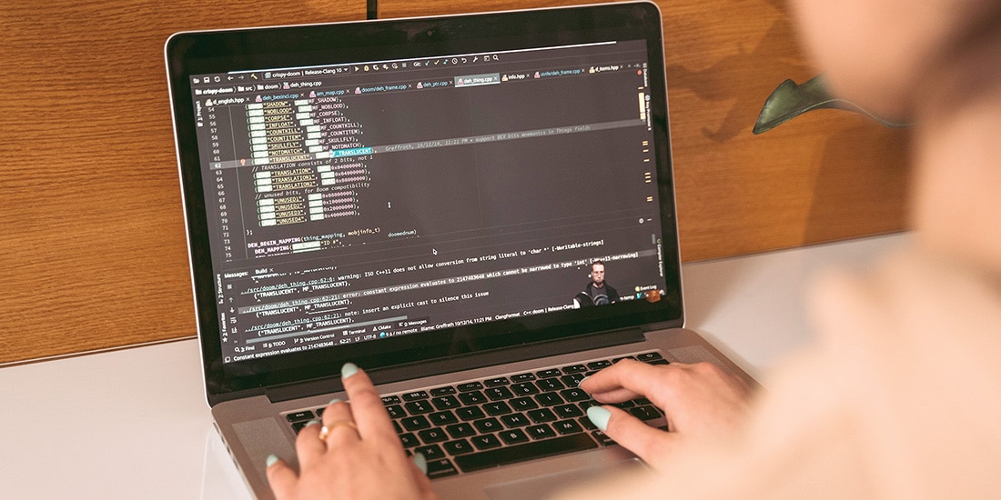 Una persona, en foto de archivo se ve programando en su computadora.