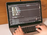 Una persona, en foto de archivo se ve programando en su computadora.
