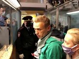 Agentes de policía detienen al líder de la oposición rusa Alexei Navalny en Moscú.