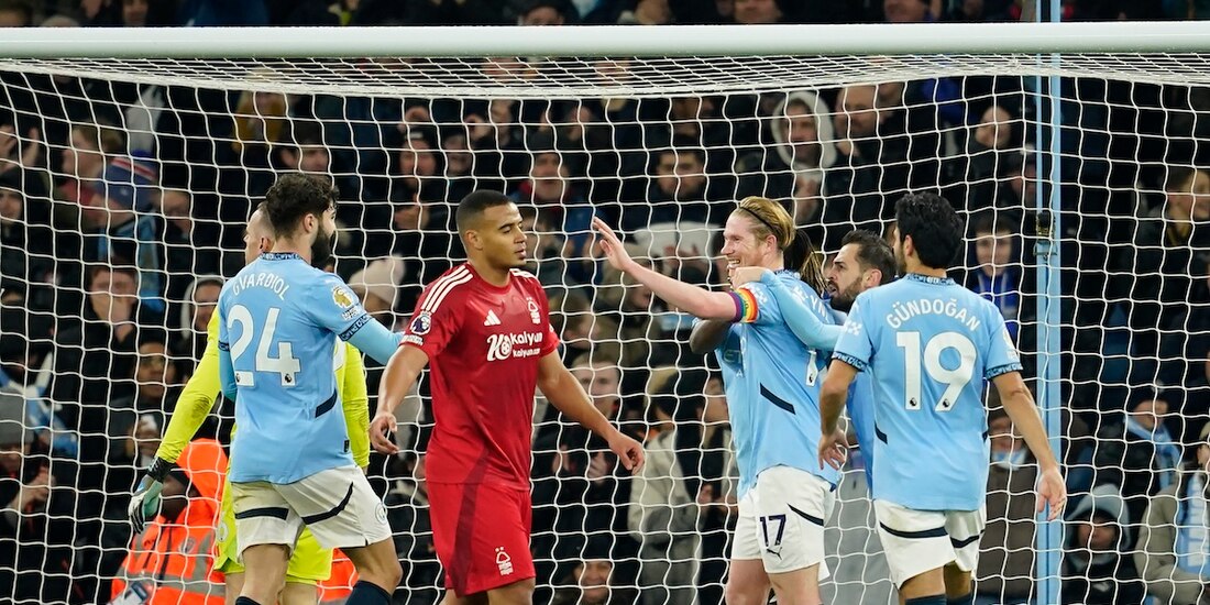 Futbolistas del Manchester City celebran una de sus anotaciones, ayer, en la Premier League.