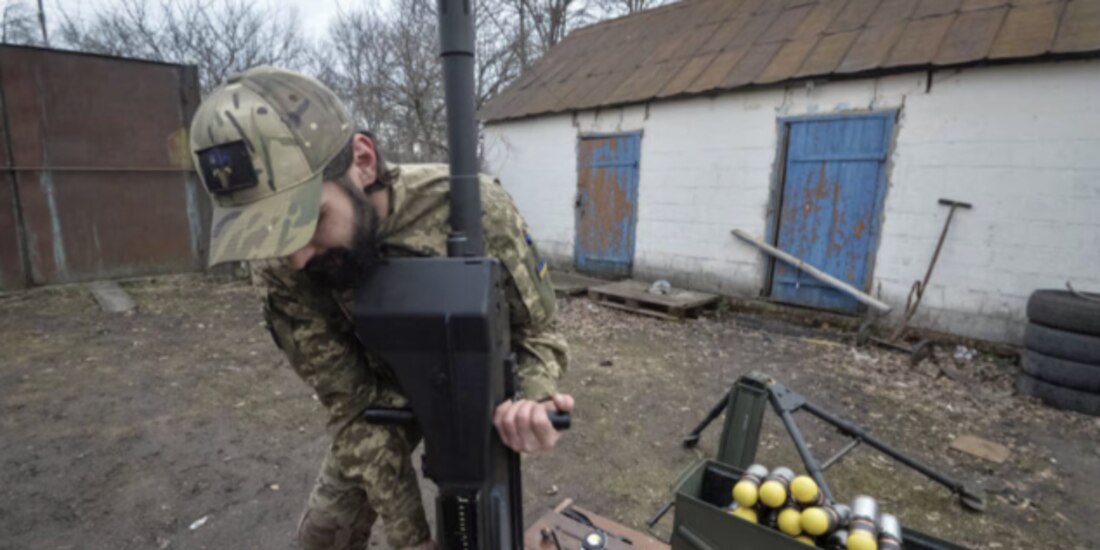 Un militar de las Fuerzas Armadas de Ucrania trabaja con un lanzagranadas automático, el pasado 13 de marzo.