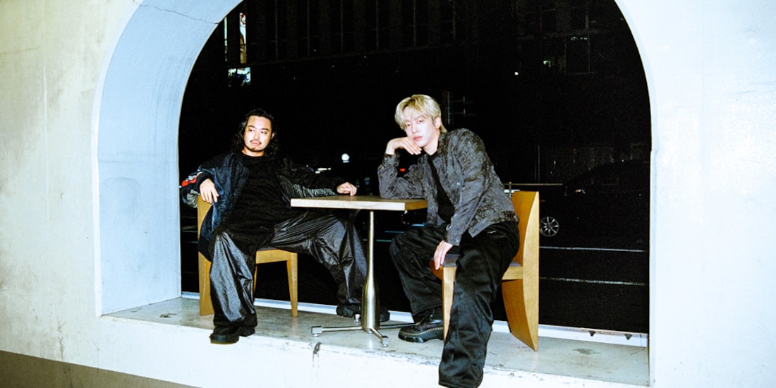 El dúo Creepy Nuts. (De Izq. a Der.) R-Shitei y DJ Matsunaga.