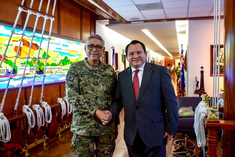 El almirante Raymundo Morales y el gobernador de Yucatán, Joaquín Díaz Mena, ayer.
