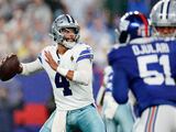 El quarterback Dak Prescott lanza un pase durante el juego de sus Dallas Cowboys ante los New York Giants en la Semana 1 de la NFL