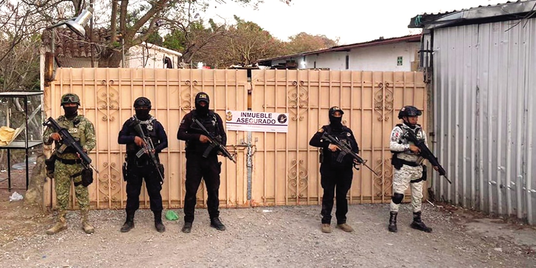 Elementos federales y estatales custodian un inmueble asegurado, ayer.