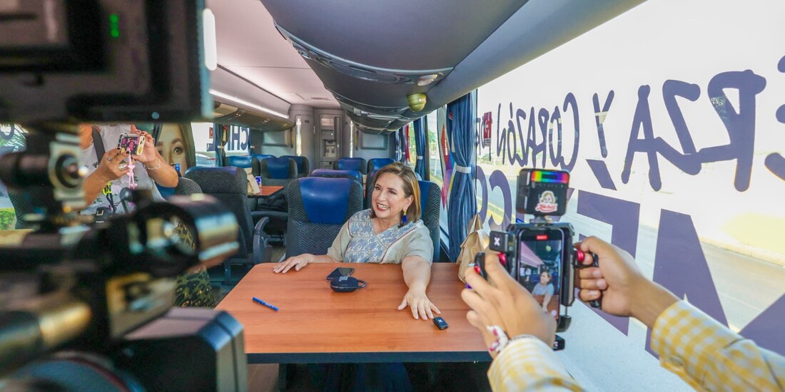 Xóchitl Gálvez a bordo del Xochibus.