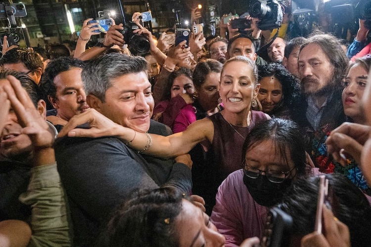 Sheinbaum celebra con sus simpatizantes, afuera del WTC.