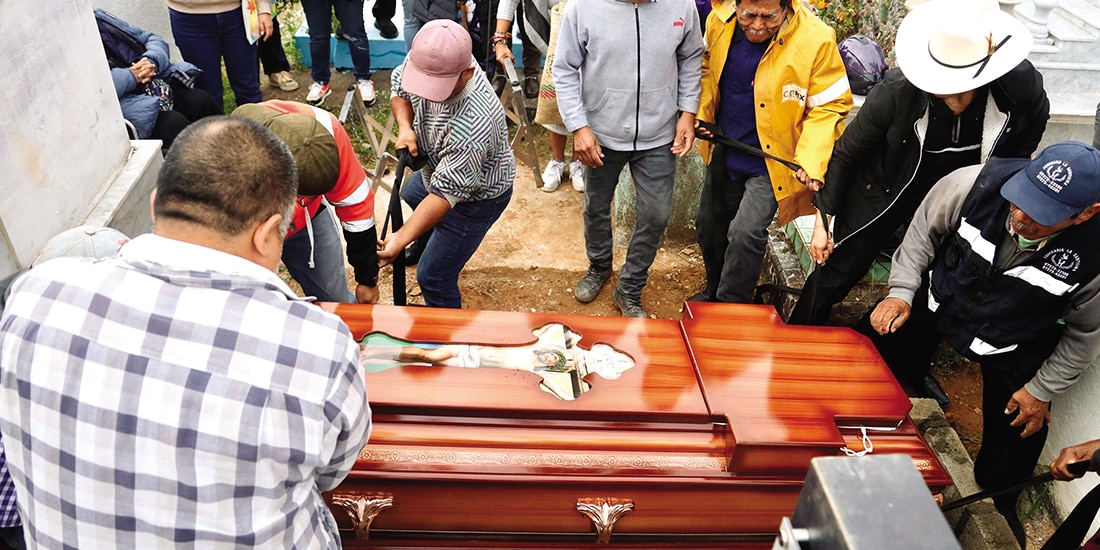 Sepelio del periodista Enrique Gallegos, víctima del accidente, el martes pasado.