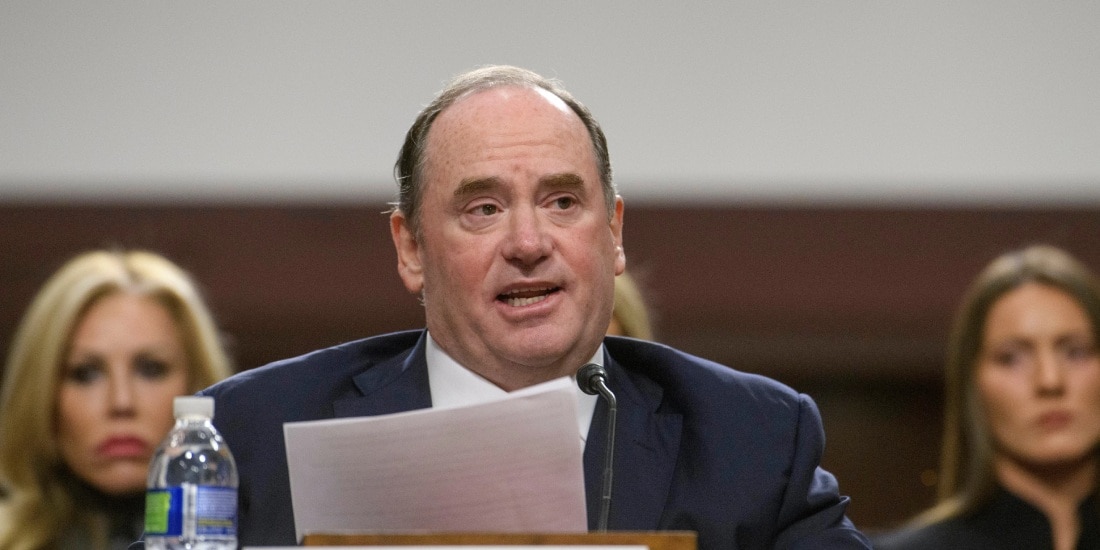 Secretario de Marina de Estados Unidos deja su cargo en medio del bloqueo a puertos de Irán.