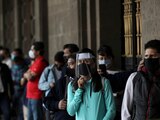 Personas portan cubrebocas y protectores a causa de la pandemia del nuevo coronavirus, en la Ciudad de México, e 1 de junio de 2020.
