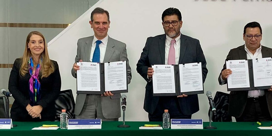 El consejero presidente del INE, Lorenzo Córdova, y el magistrado presidente del TEPJF, Reyes Rodríguez Mondragón, en la firma de un convenio de colaboración académica
