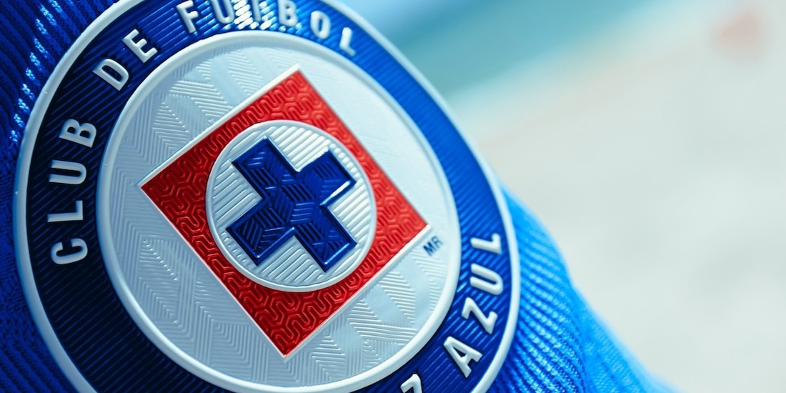 El escudo del Cruz Azul en una de las playeras