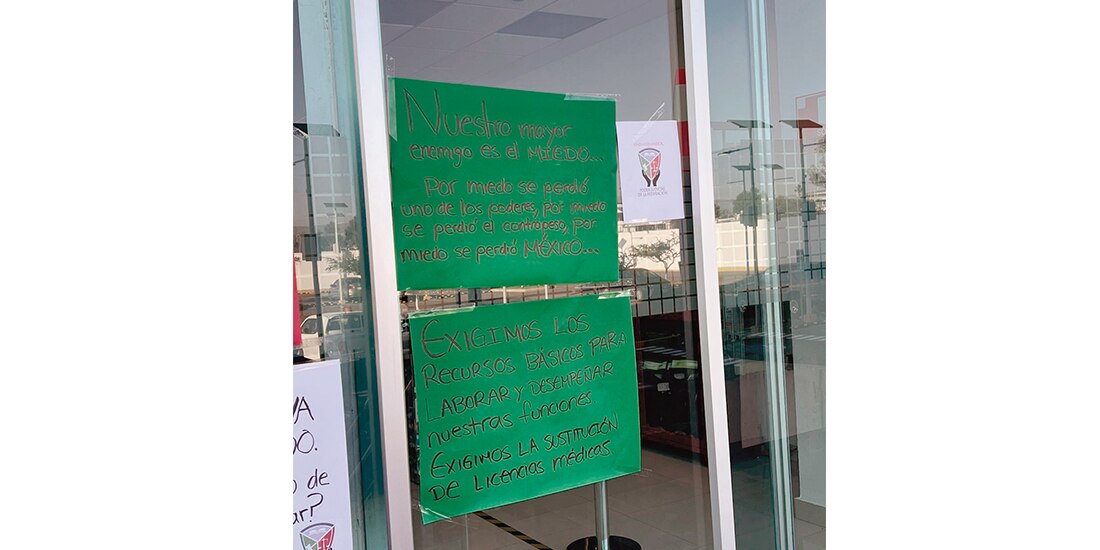 Consigna adherida en una de las oficinas en paro, este jueves