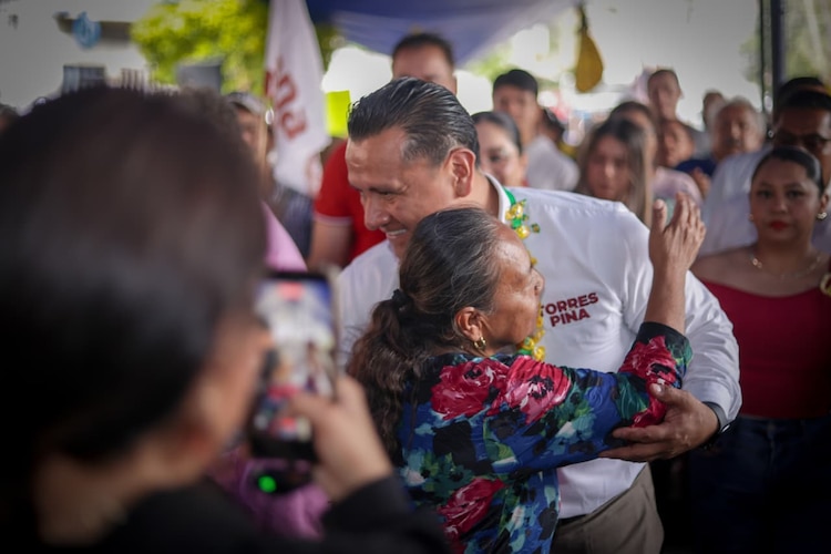 Carlos Torres recibe el afecto de la gente.