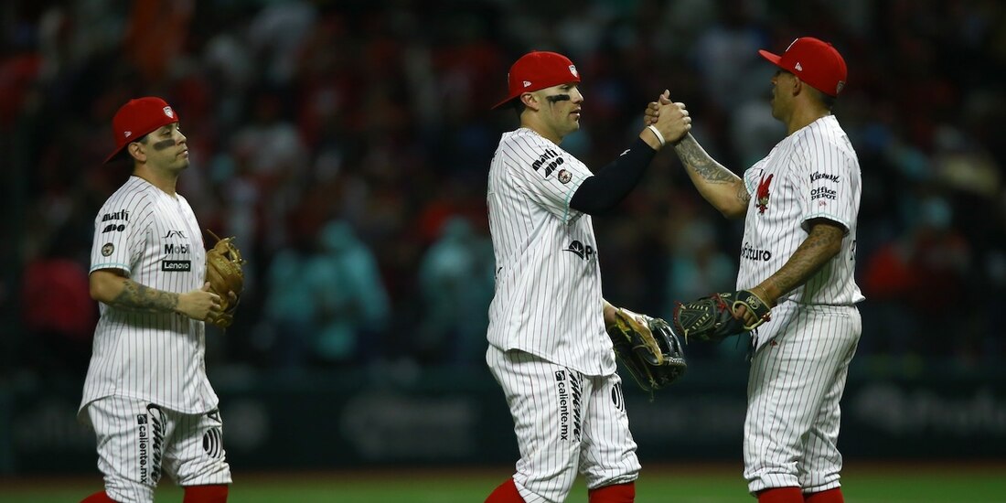 peloteros del México festejan un triunfo en la Temporada 2024.