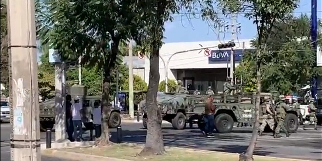 Testigos aseguran que cinco personas fueron detenidas en el operativo de la Marina en Guadalajara.