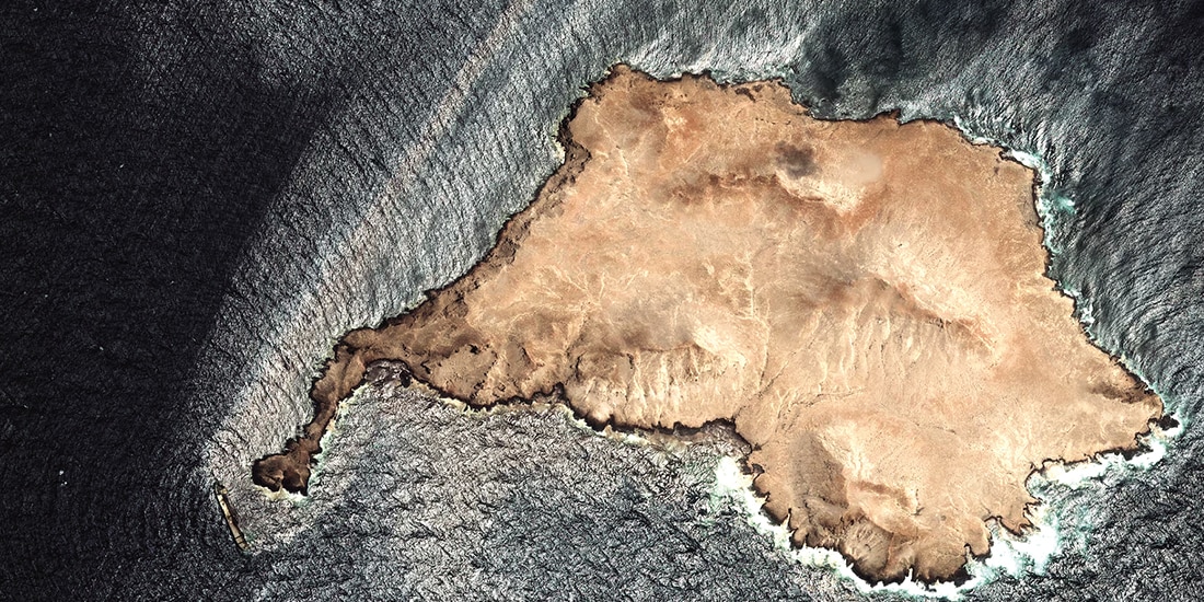UNA IMAGEN satelital muestra un derrame de petróleo frente a la costa de Omán, ayer.