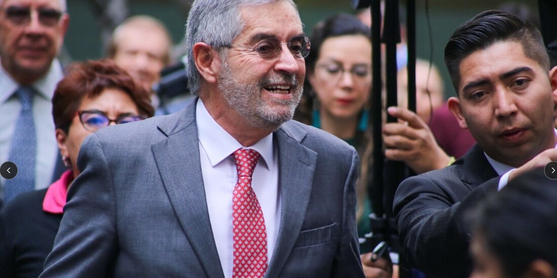 El canciller Juan Ramón de la Fuente, ayer, en las inmediaciones del Senado de la República.