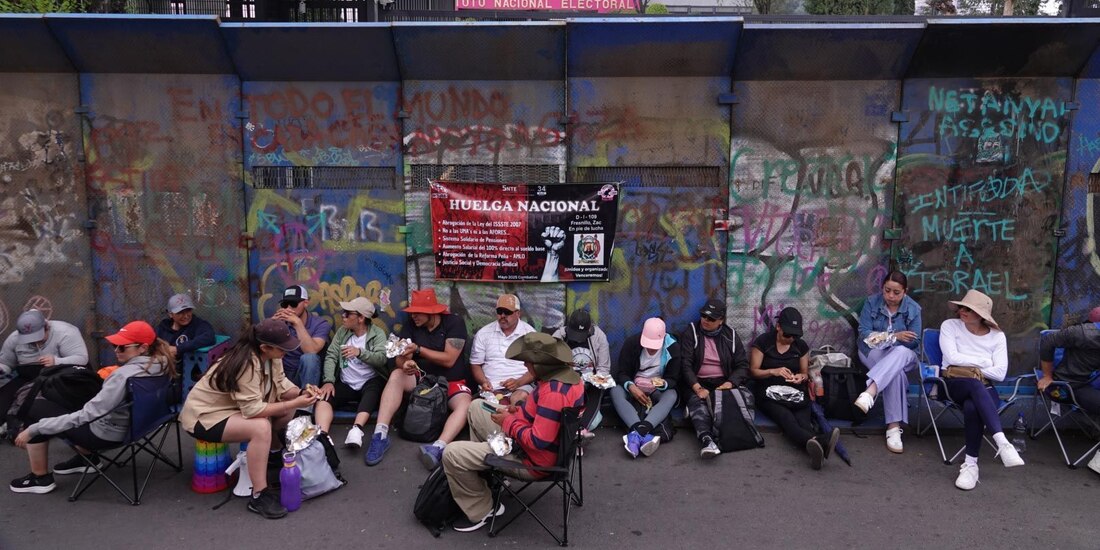 Maestros de la CNTE, durante el bloqueo a la sede del INE, ayer.