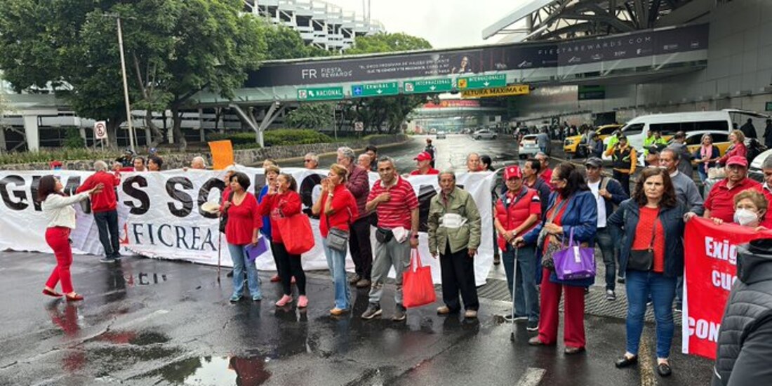 Manifestantes defraudados de Ficrea paralizan acceso a Terminal 1 del AICM