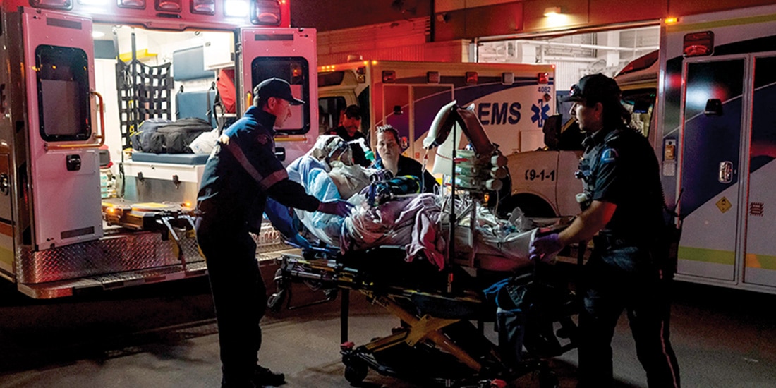 PERSONAL paramédico sube a un herido a una ambulancia tras un incendio, ayer.