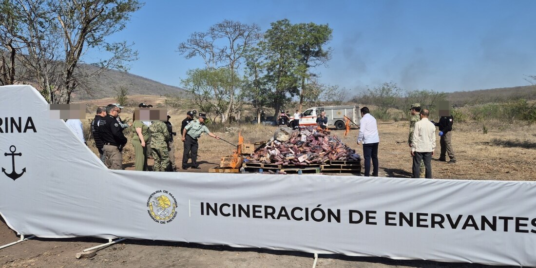 La Secretaría de Marina incineró más de mil 200 kg de cocaína en Colima, en colaboración con la FGR.