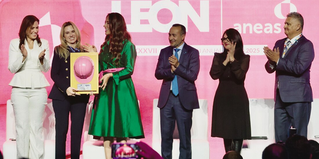 Entrega del galardón a la presidenta municipal, Romina Contreras, ayer