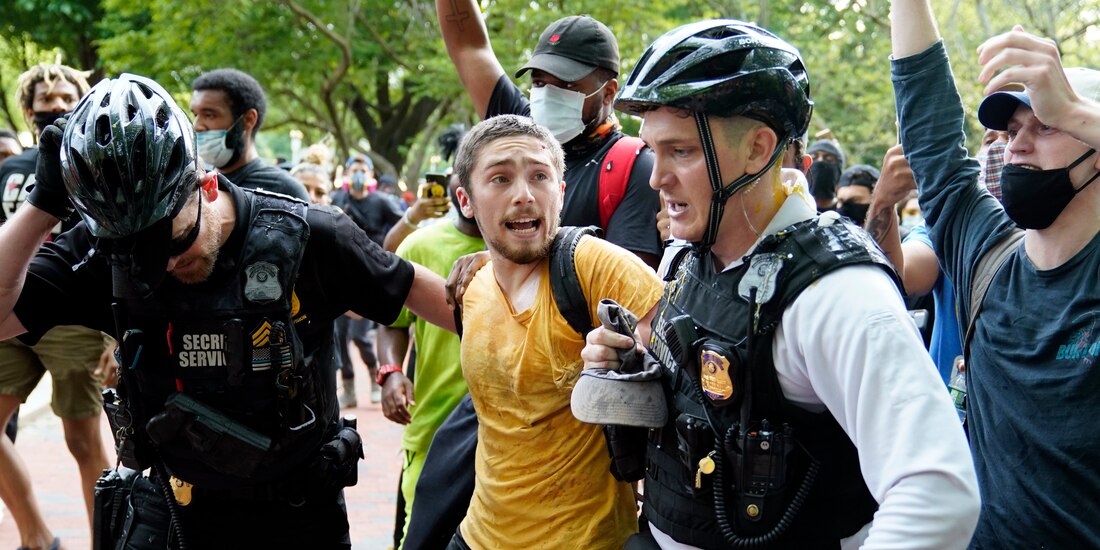 Policías detienen a un manifestante frente a la Casa Blanca, durante una protesta por la muerte de George Floyd, el 29 de mayo del 2020.