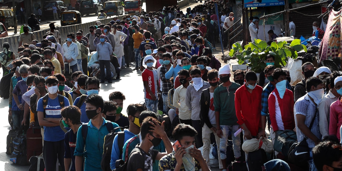 Trabajadores migrantes listos para tomar su próximo viaje en tren a sus estados de origen, en Mumbai, India, el 22 de mayo de 2020.