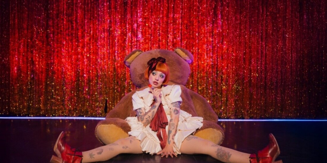 La cantante, dando vida a Sally en el musical Cabaret.