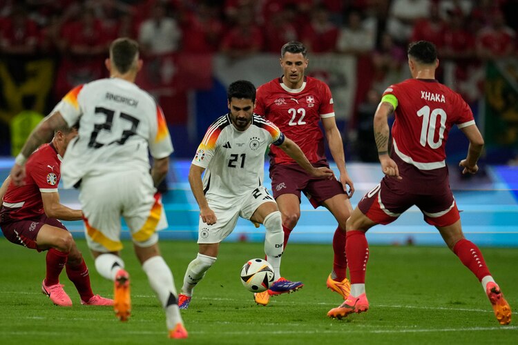 İlkay Gündoğan, centro, controla el balón durante un partido del Grupo A entre Suiza y Alemania en la Eurocopa 2024