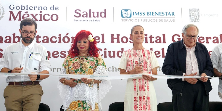 La jefa del Ejecutivo, ayer, al cortar el listón del hospital regional en Campeche.