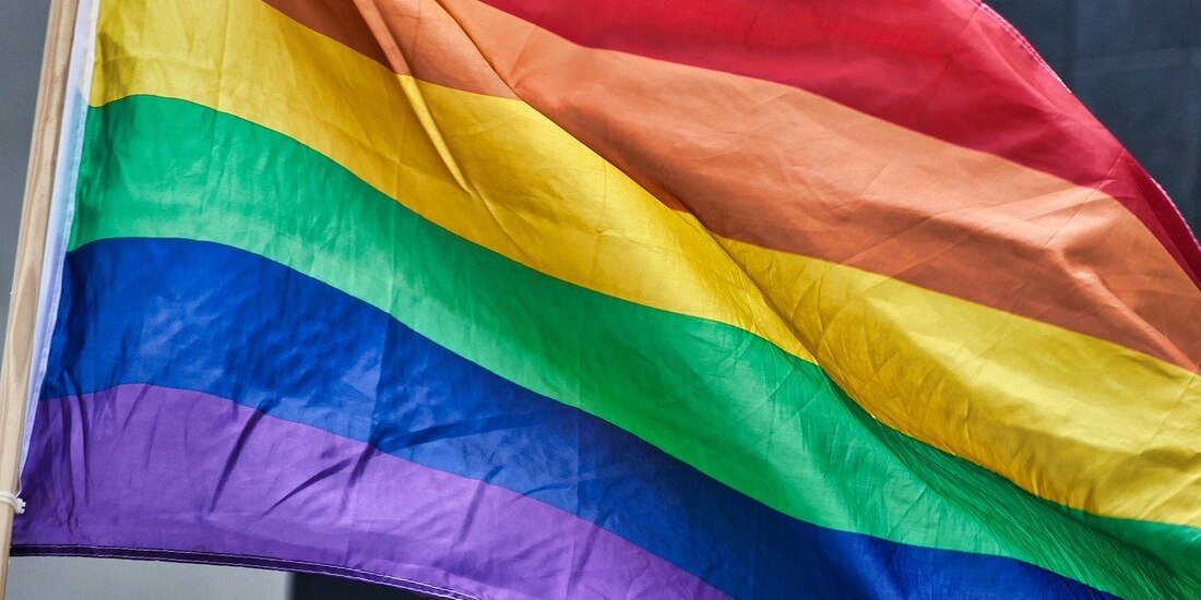 Bandera que representa a la comunidad LGBT+
