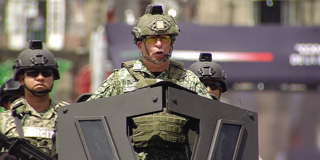 El mando militar, ayer, previo al inicio del recorrido de las Fuerzas Armadas.