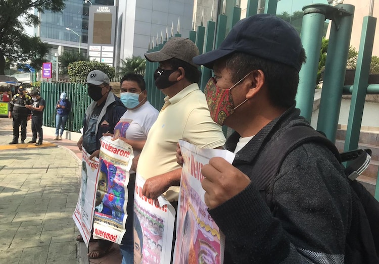 Familiares de los 43 normalistas de Ayotzinapa, el 24 de septiembre de 2020.