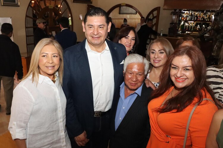 Reconoció la labor de artistas y deportistas poblanos.