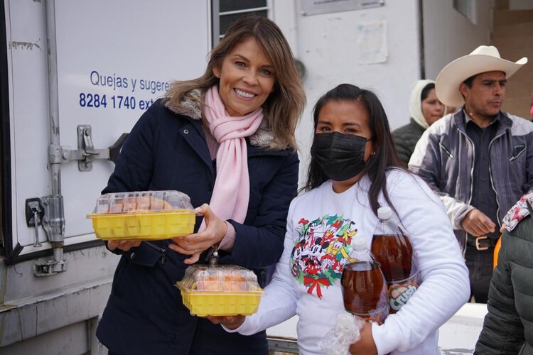 Servidores públicos se trasladaron a comunidades para entregar las comidas.