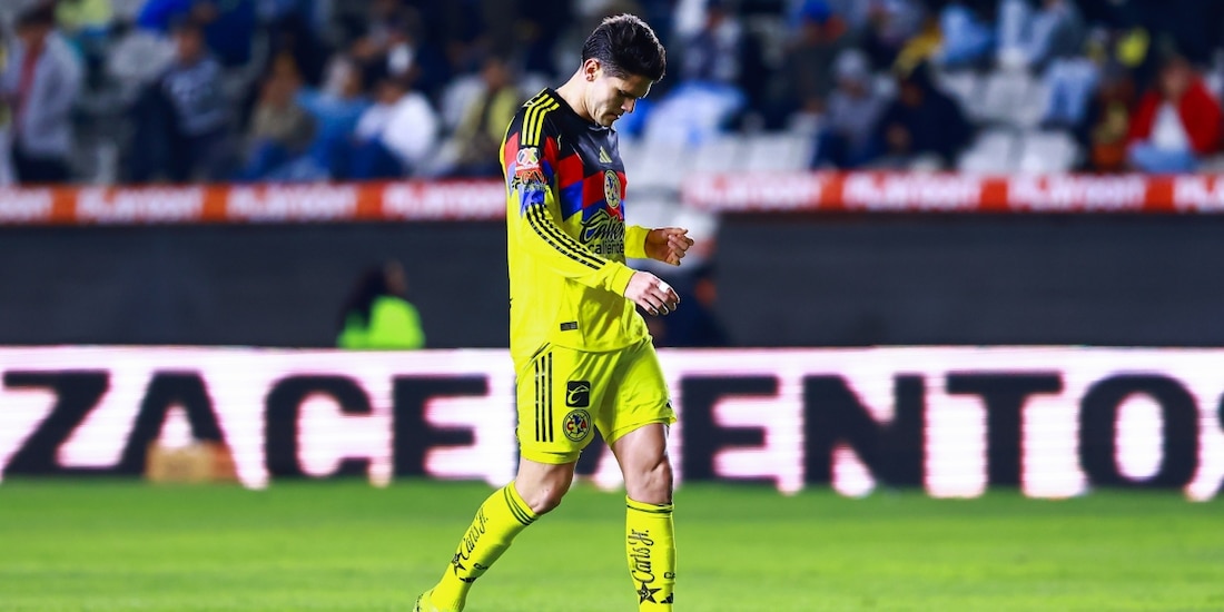 Israel Reyes en un duelo del América en la Liga MX