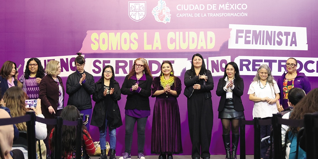 Clara Brugada junto a integrantes de su gabinete, ayer, al presentar el programa Tiempo de Mujeres.