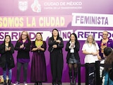 Clara Brugada junto a integrantes de su gabinete, ayer, al presentar el programa Tiempo de Mujeres.