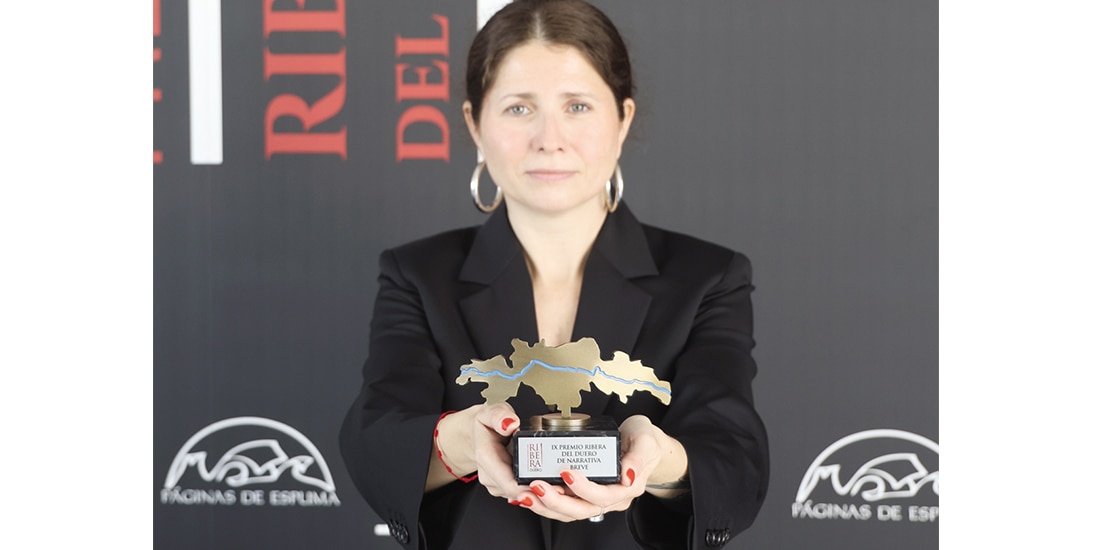 La narradora posa con su galardón, ayer.