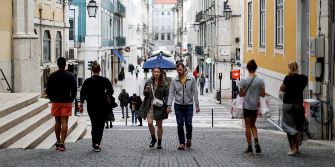 "La única forma de controlar la pandemia es evitar las interacciones sociales", señaló el primer ministro Antonio Costa